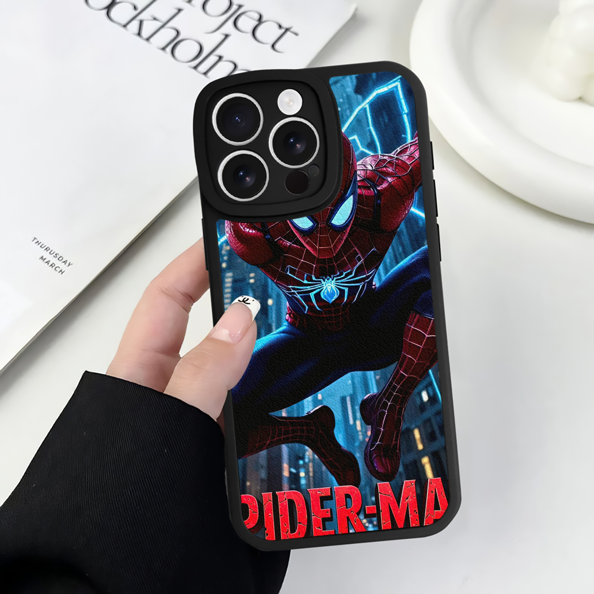Spider Man スパイダーマン 【iPhone 16シリーズ対応】シリコンスマホケース（レザー調） 材質：シリコン